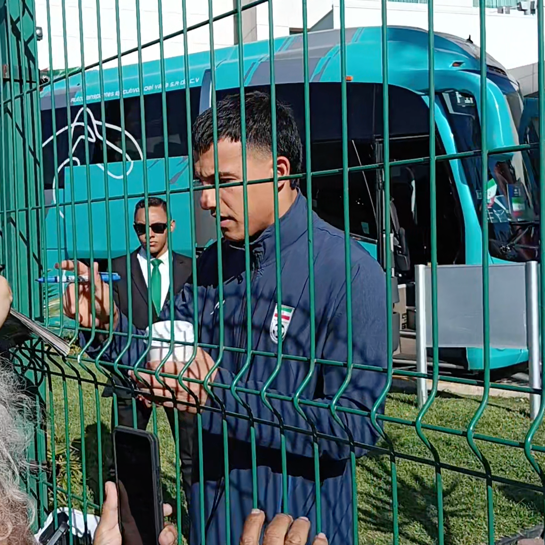 Selección de Irán Convive con Aficionados Antes de Entrenar en Tijuana